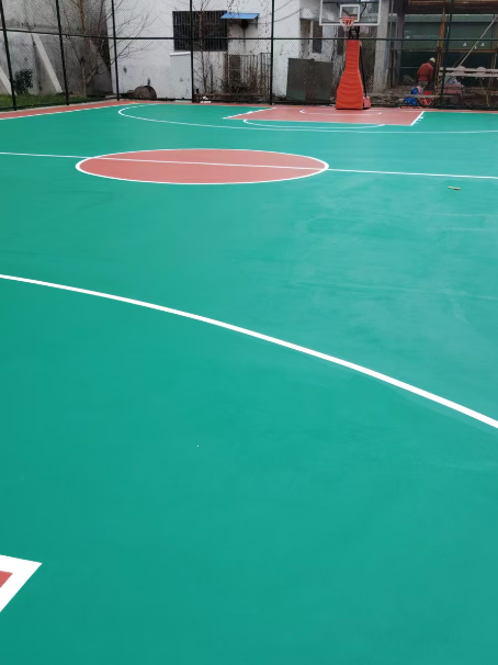 卫东 球场长期使用易出现地面开裂